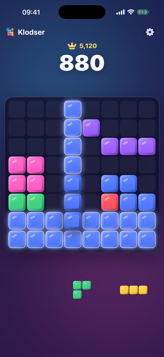 Klodser on iPhone: a piece held over the board, its shadow in place and two lines lit up, ready to clear